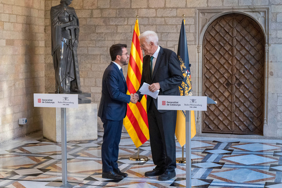 Europa Kretschmann auf Delegationsreise in Spanien Ministerpräsident Winfried Kretschmann (rechts) und Kataloniens Regionalpräsident Pere Aragonès (links) reichen sich nach der gemeinsamen Pressekonferenz die Hand.