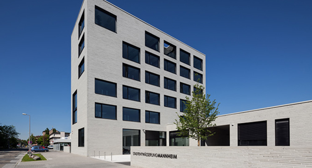 Betriebsgebäude EBS, Mannheim: der sechsgeschossige Hauptbaukörper macht den Standort zur Adresse (Foto: Oli Hege)
