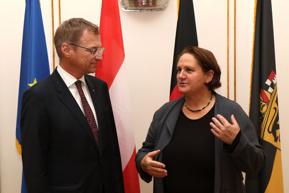 Europa Besuch des Landeshauptmanns von Oberösterreich Staatssekretärin Theresa Schopper (r.) und der Landeshauptmann von Oberösterreich, Thomas Stelzer (l.)