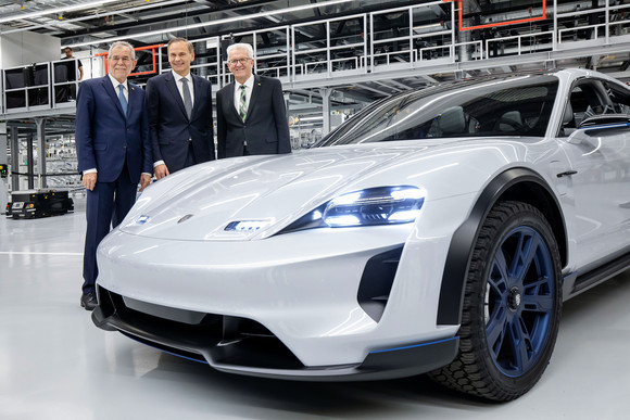 Besuch Österreichischer Bundespräsident besucht Baden-Württemberg v.l.n.r.: Österreichischer Bundespräsident Dr. Alexander Van der Bellen, Vorstandsvorsitzender der Porsche AG Oliver Blume und Ministerpräsident Winfried Kretschmann stehen neben dem neuen Porsche Taycan. (Bild: Staatsministerium Baden-Württemberg)