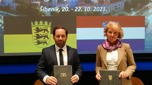 Europa Weiterer Ausbau der Zusammenarbeit mit Kroatien Staatsekretär Florian Hassler (l.) und die Staatssekretärin im Außenministerium der Republik Kroatien, Andreja Metelko-Zgombić (r.) bei der Sitzung der elften Sitzung der Gemischten Regierungskommission zwischen Baden-Württemberg und Kroatien in Šibenik/Kroatien