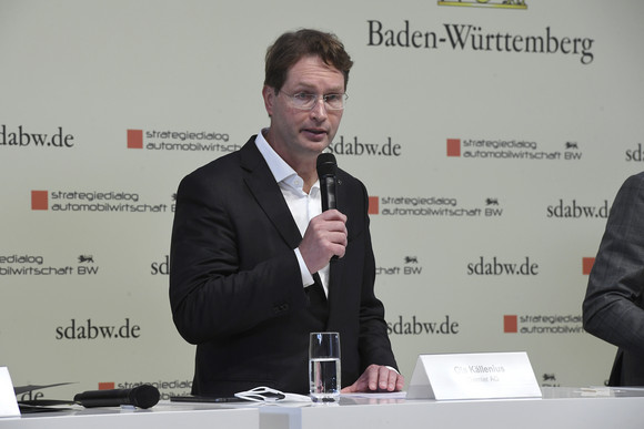 Top-Level-Meeting Fünfte Jahresveranstaltung des Strategiedialogs Automobilwirtschaft Ola Källenius, Vorstandsvorsitzender der Daimler AG und der Mercedes-Benz AG, spricht auf der Pressekonferenz bei der fünften Jahresveranstaltung des Strategiedialogs Automobilwirtschaft.