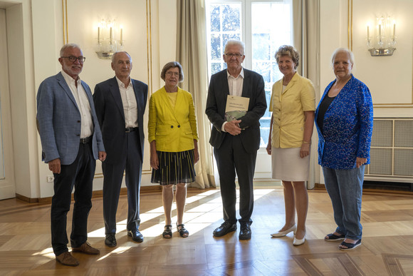 Bürokratieabbau Normenkontrollrat übergibt Jahres- und Bilanzbericht 2021 von links nach rechts: Claus Munkwitz, Bernhard Bauer, Gerda Stuchlik, Ministerpräsident Winfried Kretschmann, Dr. Gisela Meister-Scheufelen und Prof. Dr. Gisela Färber