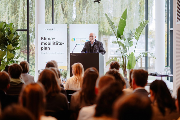 Verkehrsminister Winfried Hermann spricht in seinem Eröffnungsimpuls über Erfolge, Erkenntnisse und Erwartungen in Bezug auf die Klimamobilitätspläne.
