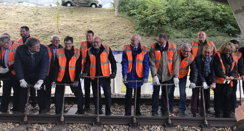 Verkehrsminister Winfried Hermann beim Spatenstich zum Projekt Regionalstadtbahn. (Bild: Verkehrsministerium Baden-Württemberg)