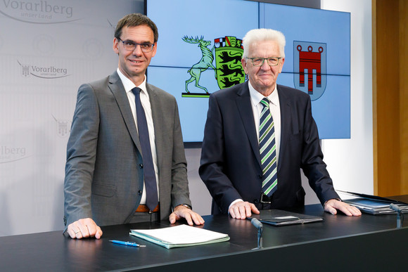 Zusammenarbeit Kretschmann besucht Vorarlberg Ministerpräsident Winfried Kretschmann (rechts) und der Vorarlberger Landeshauptmann Markus Wallner (links)