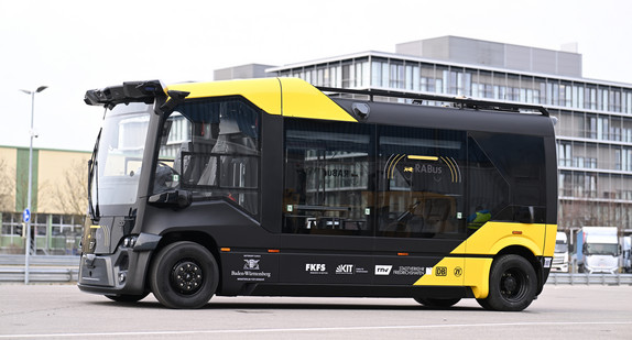 Der RABus hat die Farben schwarz und gelb und sieht einem Kleinbus ähnlich.