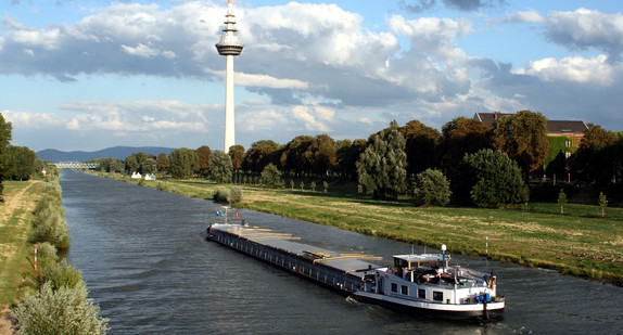 Frachtschifft fährt entlang des Flusses Neckar entlang.