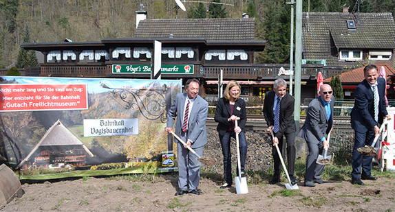 v.l.n.r.: Bürgermeister Siegfried Eckert aus Gutach, Museums-Geschäftsführerin Margit Langer, Sven Hantel von der Deutschen Bahn, Verkehrsminister Winfried Hermann und Landrat Frank Scherer