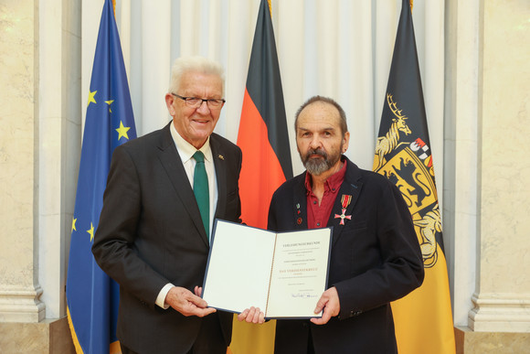 Tag des Ehrenamts Kretschmann würdigt besonderes ehrenamtliches Engagement Ministerpräsident Winfried Kretschmann (l.) und Bernd Deigner-Grünberg (r.)