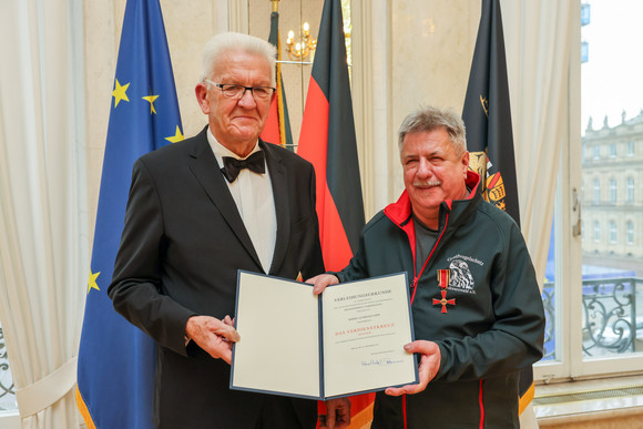 Tag des Ehrenamts Kretschmann würdigt besonderes ehrenamtliches Engagement Ministerpräsident Winfried Kretschmann (links) und Achim Klumpp (rechts)