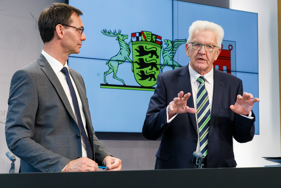 Zusammenarbeit Kretschmann besucht Vorarlberg Ministerpräsident Winfried Kretschmann (rechts) und der Vorarlberger Landeshauptmann Markus Wallner (links)