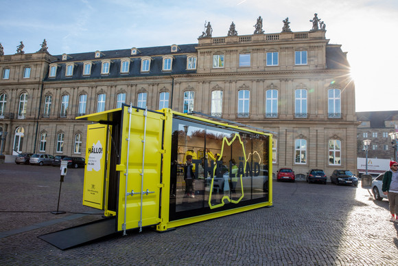 Imagekampagne Baden-Württemberg ist „THE LÄND“ Mobiler „Fän“-Shop in Form eines umgebauten Frachtcontainers vor dem Neuen Schloss in Stuttgart