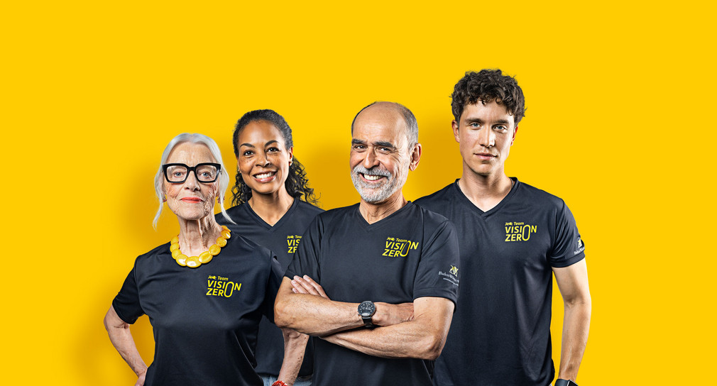 Zwei Frauen und zwei Männer, jeweils jung und alt, tragen Vision Zero T-Shirts