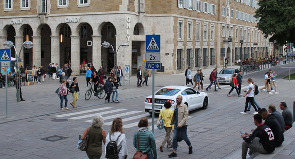 Fußgänger überqueren verkehrsberuhigte Straße am Schlossplatz in Stuttgart