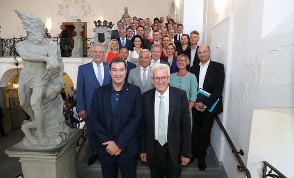 Regierung Gemeinsame Kabinettssitzung der Regierungen von Baden-Württemberg und Bayern Gruppenbild des baden-württembergischen und bayerischen Kabinetts (Bild: Staatsministerium Baden-Württemberg)
