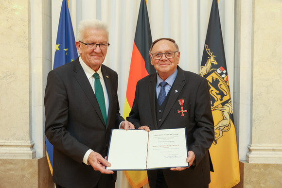 Tag des Ehrenamts Kretschmann würdigt besonderes ehrenamtliches Engagement Ministerpräsident Winfried Kretschmann (l.) und Günter Schramm (r.)