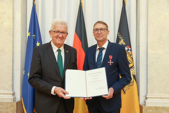 Tag des Ehrenamts Kretschmann würdigt besonderes ehrenamtliches Engagement Ministerpräsident Winfried Kretschmann (l.) und Reiner Greulich (r.)