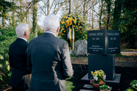 Ministerpräsident Winfried Kretschmann und Innenminister Thomas Strobl am Grab des früheren Ministerpräsidenten Lothar Späth auf dem Waldfriedhof in Stuttgart-Degerloch