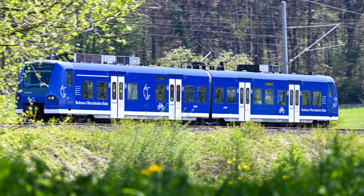 Netz 33 Bodensee-Oberschwaben-Bahn Blauer Zug der BOB auf Strecke der Bodensee-Oberschwaben-Bahn
