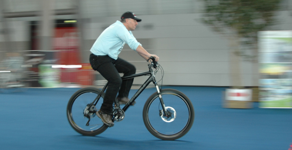 Ein Mann testet auf der i-mobility 2014 in Stuttgart auf dem Testparcours ein E-Bike.