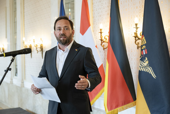 Europa Zukunftsforum bringt Impulse für die Schweiz-Strategie Staatssekretär Florian Hassler eröffnet das Zukunftsforum zur Fortschreibung der Schweiz-Strategie des Landes.