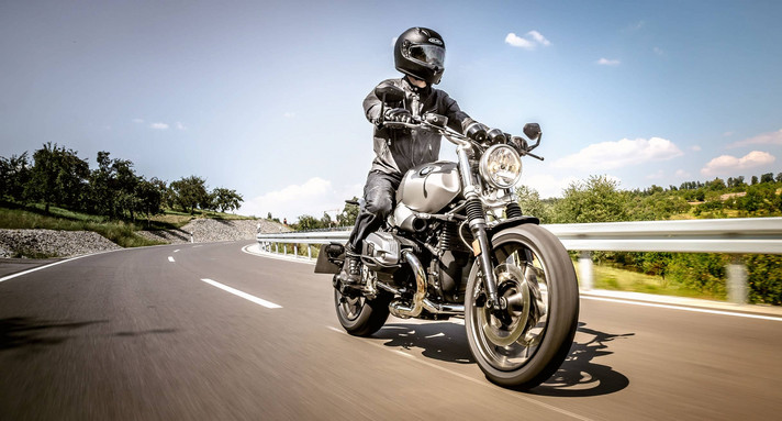 Ein Motorradfahrer fährt auf einer Landstraße