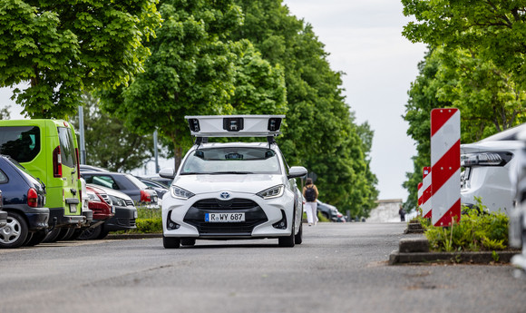 Digitale Parkraumkontrolle Bundesweite Premiere: Digitale Parkraumkontrolle mit Scan-Fahrzeug Versuchsprojekt Digitale Parkkontrolle