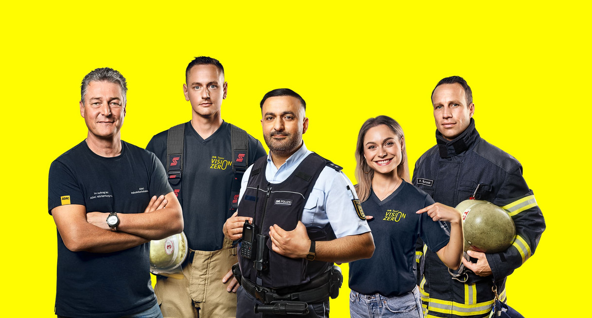 Ein Gruppenbild der Influencer:innen der Team Vision Zero-Kampagne 2025. Darauf zu sehen: Martin Sasse, Fahrsicherheitstrainer des ADAC. Marco Brand, Feuerwehrmann. Luan, Polizist. Kilian Wieczorek, Feuerwehrmann. Alina Khani, Moderatorin, Comedienne und Content Creatorin.