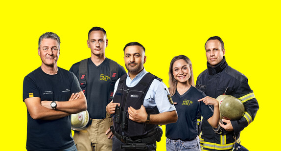 Ein Gruppenbild der Influencer:innen der Team Vision Zero-Kampagne 2025. Darauf zu sehen: Martin Sasse, Fahrsicherheitstrainer des ADAC. Marco Brand, Feuerwehrmann. Luan, Polizist. Kilian Wieczorek, Feuerwehrmann. Alina Khani, Moderatorin, Comedienne und Content Creatorin.