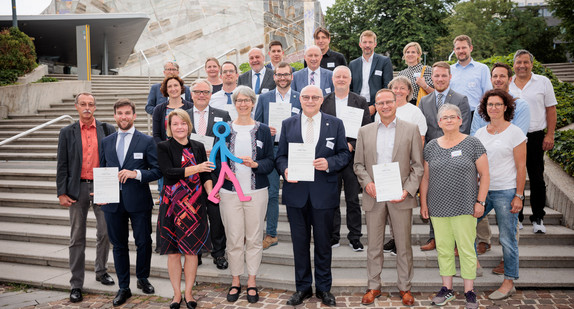 Gruppenbild mit Staatssekretärin Elke Zimmer MdB und den Vertreterinnen und Vertretern der Teilnahmekommunen auf politischer und fachlicher Ebene