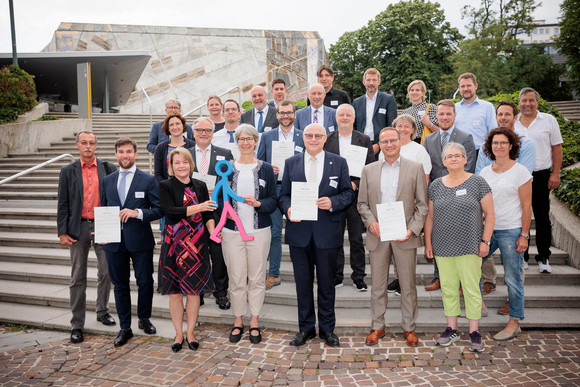 Gruppenbild mit Staatssekretärin Elke Zimmer MdB und den Vertreterinnen und Vertretern der Teilnahmekommunen auf politischer und fachlicher Ebene