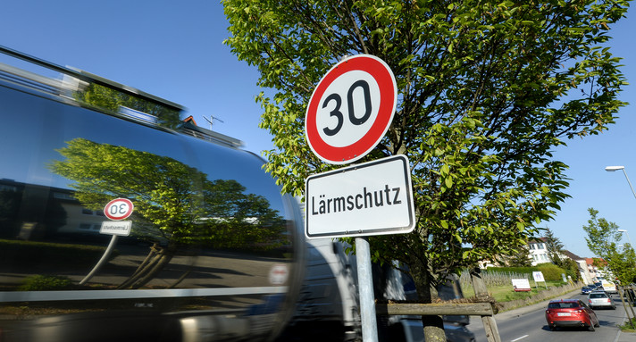 Ein Schild, das auf Tempo 30 und Lärmschutz hinweist, steht auf der Bundesstraße 31.