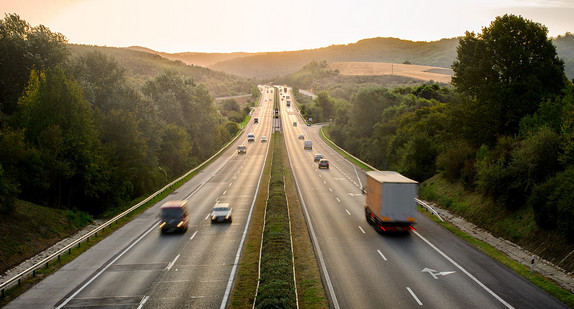 Straße durch Landschaft (Bild: Fotolia.com/ laszlorik)