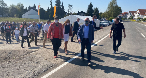 Minister Hermann betritt gemeinsam mit den Anwesenden die neue L602 bei Rußheim. 