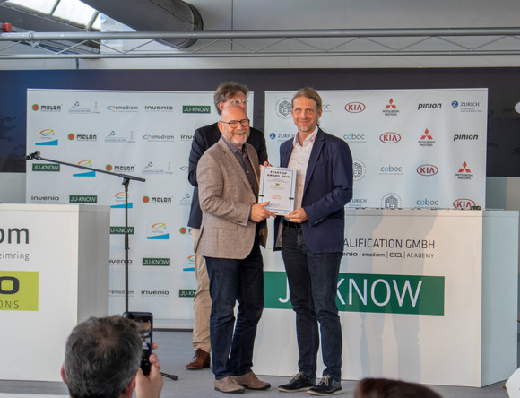 Verkehrsminister Winfried Hermann MdL bei der Übergabe der Urkunde an Patrick Schmieder von BikeBox, einem der zwölf Finalisten des Start-up Awards 2019 im Rahmen des e4 TESTIVAL (Bilderquelle: Kira Chaparro_© emodrom)