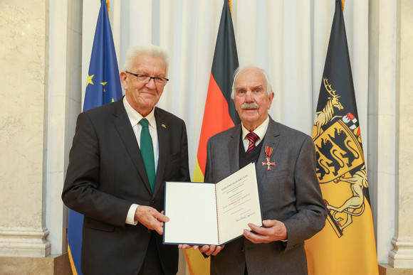 Tag des Ehrenamts Kretschmann würdigt besonderes ehrenamtliches Engagement Ministerpräsident Winfried Kretschmann (l.) und Friedrich Haug (r.)