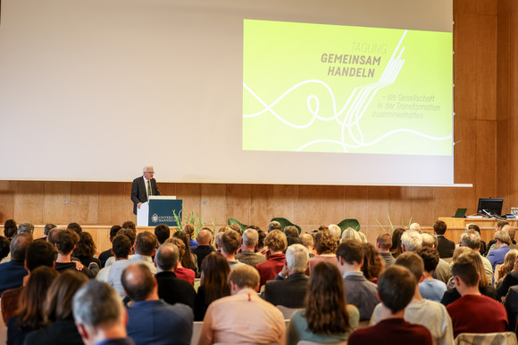 Zusammenhalt in der Transformation Tagung „Gemeinsam handeln“ Ministerpräsident Winfried Kretschmann bei seiner Eröffnungsrede vor den Tagungsteilnehmenden.