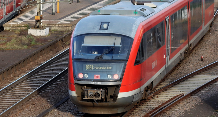 Netz 24 Südpfalznetz Bahn des Typs Siemens Desiro Classic (VT 642) im Bahnhof Neustadt (Weinstraße).