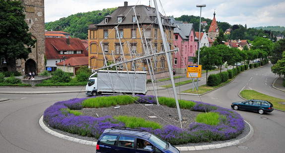 Kunst auf einer Kreisverkehrsinsel in Schwäbisch Gmünd. (Bild: dpa)
