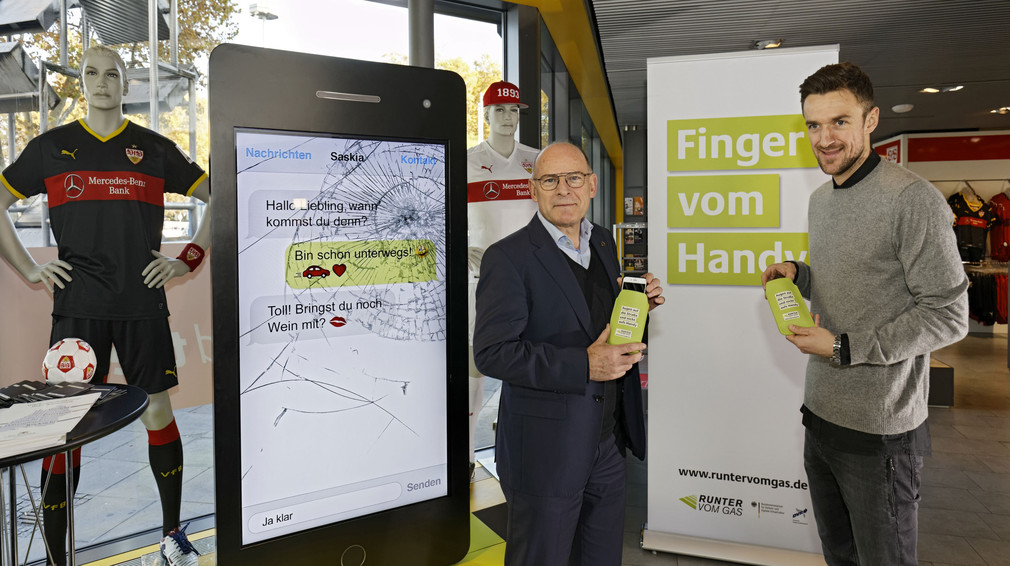 Verkehrsminister Winfried Hermann stellte gemeinsam mit dem VfB Kapitän Christian Gentner die Kampagne „Nicht ablenken lassen – Finger weg vom Handy!“ vor. (Bild: Joachim E. Röttgers)