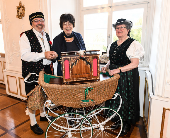 Heimattage Programm der Heimattage 2018 in Waldkirch vorgestellt Staatsrätin Gisela Erler (M.) mit einem Trachtenpaar (© Foto: Stadt Waldkirch)