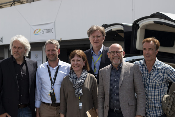 Elektromobilität e4 TESTIVAL auf dem Hockenheimring Thomas Reister / emodrom; Alexander Nieland / e4 Qualification; Ursula Kloé und Jürgen Häussler / beide JU-KNOW, Verkehrsminister Winfried Hermann MdL, Hannes Jaenicke / Dokumentarfilmer, Umweltaktivist, Schauspieler (Bilderquelle: Kira Chaparro_© emodrom)