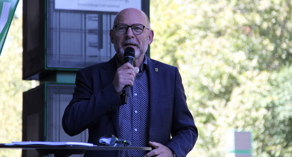 Verkehrsminister spricht am Rednerpult
