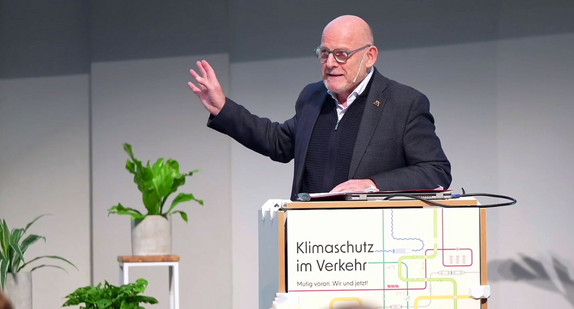 Verkehrsminister Winfried Hermann steht an einem Rednerpult.