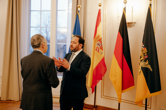 Antrittsbesuch Kretschmann empfängt spanischen Botschafter Staatssekretär Florian Hassler (rechts) im Gespräch mit dem spanischen Botschafter Pascual Ignacio Navarro Rios (links).