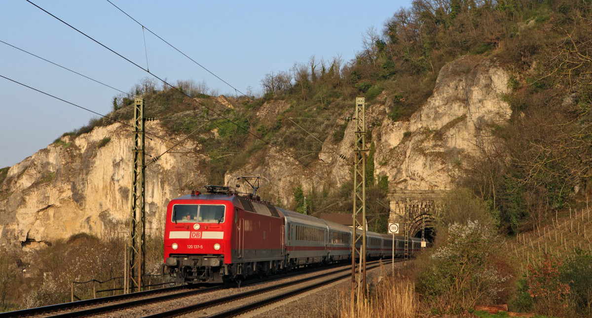 Zug bei der Ausfahrt aus dem Klotz-Tunnel bei Efrigen-Kirchen (Bild: Georg Wagner/ Deutsche Bahn AG)