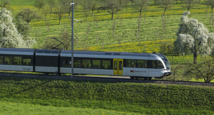 Netz 16d Klettgau Bahn der SBB während der Fahrt auf einem Gleis.