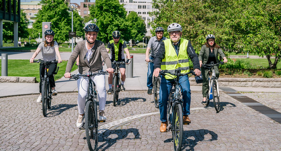 Verkehrsminister Winfried Hermann und Wirtschaftsministerin Hoffmeister-Kraut auf dem Fahrrad mit weiteren Radfahrenden beim STADTRADELN-Auftakt 2024