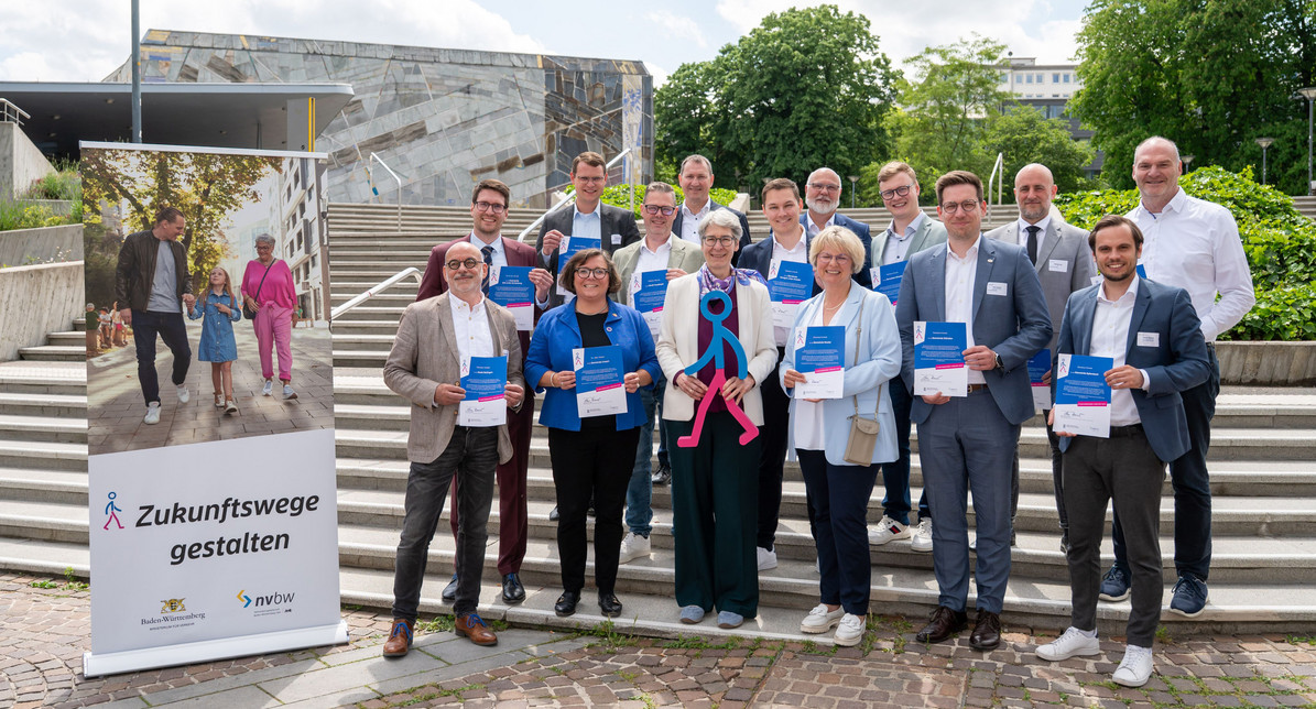 Gruppenfoto der teilnehmenden Städte und Gemeinden mit Staatssekretärin Elke Zimmer